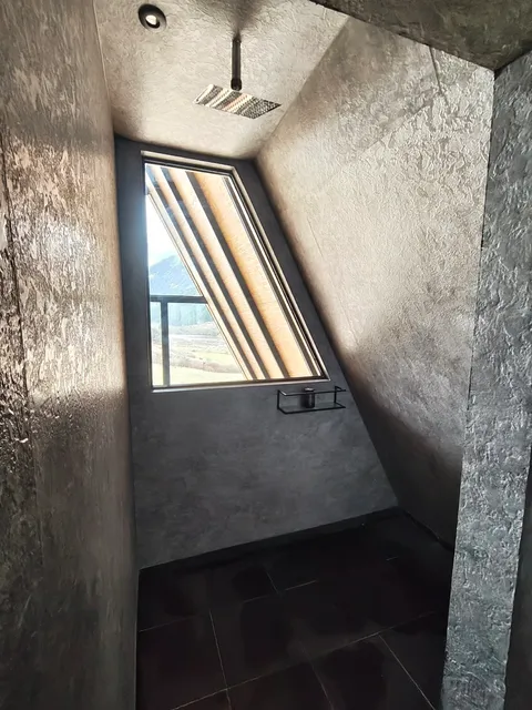 The loft shower, with a window on the valley
